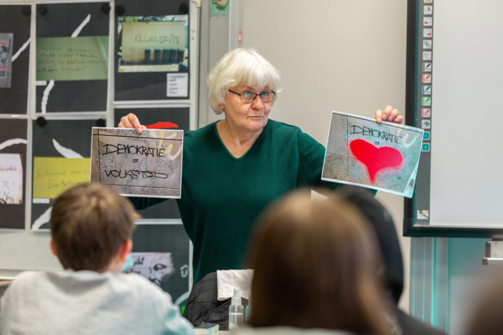 24.01.2023: Workshop “Mit bunten Farben gegen braune Parolen” am Gymnasium Philippinum Weilburg​