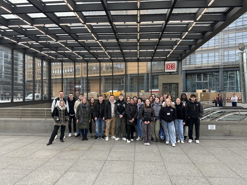 Die Gruppe von "Weilburg erinnert" vor dem Bahnhof Potsdamer Platz