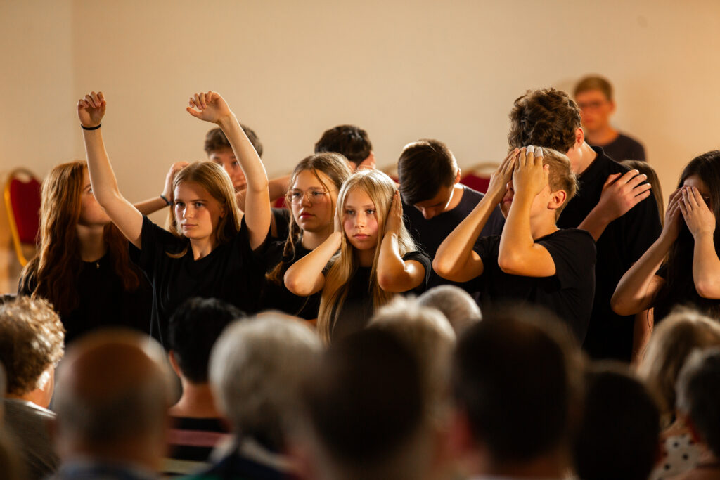 Berührendes Theaterprojekt erinnert an dunkle Geschichte vor Ort: Schüler der Weiltalschule setzen Zeichen gegen das Vergessen